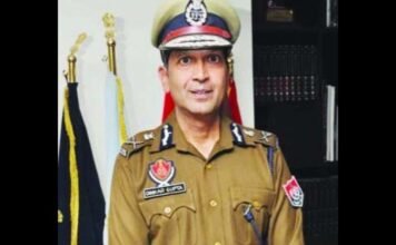 ਡੀਜੀਪੀ ਪੰਜਾਬ ਨੇ ਡਰੋਨਾਂ ਦੀਆਂ ਤਾਜ਼ਾ ਗਤੀਵਿਧੀਆਂ ਅਤੇ ਇਹਨਾਂ ਤੋਂ ਪੈਦਾ ਹੋ ਰਹੇ ਖ਼ਤਰਿਆਂ ਦੀ ਕੀਤੀ ਉੱਚ ਪੱਧਰੀ ਸਮੀਖਿਆ ਮੀਟਿੰਗ ਡੀਜੀਪੀ ਪੰਜਾਬ ਨੇ ਡਰੋਨਾਂ ਦੀਆਂ ਤਾਜ਼ਾ ਗਤੀਵਿਧੀਆਂ ਅਤੇ ਇਹਨਾਂ ਤੋਂ ਪੈਦਾ ਹੋ ਰਹੇ ਖ਼ਤਰਿਆਂ ਦੀ ਕੀਤੀ ਉੱਚ ਪੱਧਰੀ ਸਮੀਖਿਆ ਮੀਟਿੰਗ