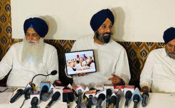 ਮੁੱਖ ਮੰਤਰੀ ਕੈਪਟਨ ਅਮਰਿੰਦਰ ਸਿੰਘ ਕਿਸਾਨਾਂ ਨੂੰ ਮੁਫਤ ਬਿਜਲੀ ਸਹੂਲਤ ਦੇਣ ਤੋਂ ਭੱਜੇ : ਸੁਖਬੀਰ ਸਿੰਘ ਬਾਦਲ ਕਿਹਾ ਕਿ ਕਿਸਾਨਾਂ ਨੂੰ ਝੋਨੇ ਦੇ ਸੀਜ਼ਨ ਦੌਰਾਨ ਪੂਰੀ ਬਿਜਲੀ ਜਾਣ ਬੁੱਝ ਕੇ ਨਹੀਂ ਦਿੱਤੀ ਜਾ ਰਹੀ