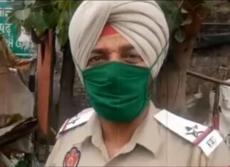 भारत के ‘आजाद ‘ के बुत से चोरी हो जाते हैं झंडे