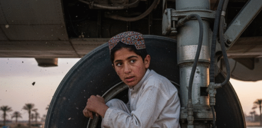 13 साल का लड़का जहाज के पहिए में छुप कर भारत पहुंचा