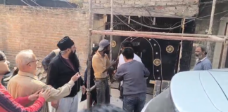 गुरुनगरी अमृतसर के गोल्डन एवेन्यू में कार पार्किंग को लेकर झगड़ा, CCTV में कैद हुई पूरी घटना