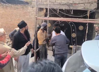 गुरुनगरी अमृतसर के गोल्डन एवेन्यू में कार पार्किंग को लेकर झगड़ा, CCTV में कैद हुई पूरी घटना