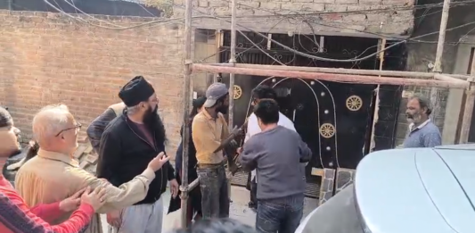 गुरुनगरी अमृतसर के गोल्डन एवेन्यू में कार पार्किंग को लेकर झगड़ा, CCTV में कैद हुई पूरी घटना