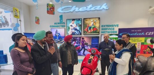 दोआबा ऑटोमोबाइल, कोर्ट रोड अमृतसर में नए बजाज चेतक का भव्य लॉन्च