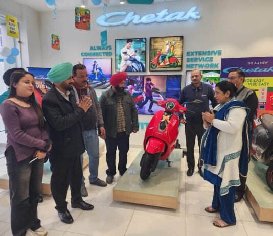 दोआबा ऑटोमोबाइल, कोर्ट रोड अमृतसर में नए बजाज चेतक का भव्य लॉन्च