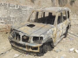 अमृतसर के भंडारी पुल पर चलती स्कॉर्पियो में लगी आग, पुलिसकर्मी की बताई जा रही गाड़ी पूरी तरह जली