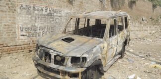 अमृतसर के भंडारी पुल पर चलती स्कॉर्पियो में लगी आग, पुलिसकर्मी की बताई जा रही गाड़ी पूरी तरह जली