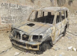 अमृतसर के भंडारी पुल पर चलती स्कॉर्पियो में लगी आग, पुलिसकर्मी की बताई जा रही गाड़ी पूरी तरह जली