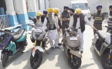 सचखंड श्री हरिमंदिर साहिब के प्रति गहरी श्रद्धा, गुरु घर से की नई शुरुआत / TVS कंपनी ने भेंट की अपनी नई चार गाड़ियां