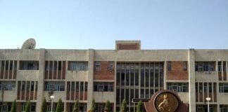 गुरु नानक देव विश्वविद्यालय में ‘एआई से सतत विकास के मार्ग’ विषय पर दो दिवसीय अंतरराष्ट्रीय सम्मेलन का शुभारंभ नई तकनीक का उपयोग मानवीय कल्याण और नैतिक मूल्यों से जुड़कर होना चाहिए – कुलपति प्रो. करमजीत सिंह अमृतसर, 23 फरवरी 2026 (मनी शर्मा) गुरु नानक देव विश्वविद्यालय में ‘एआई की मदद से सतत विकास के मार्ग’ विषय पर दो दिवसीय अंतरराष्ट्रीय सम्मेलन का शुभारंभ हुआ। कार्यक्रम की अध्यक्षता करते हुए कुलपति प्रो. करमजीत सिंह ने कहा कि नई तकनीक का उपयोग मानव कल्याण और नैतिक मूल्यों के साथ जुड़कर किया जाना चाहिए। उन्होंने “सरबत दा भला” के सिद्धांत का उल्लेख करते हुए कहा कि आर्टिफिशियल इंटेलिजेंस (एआई) का लाभ समाज के प्रत्येक व्यक्ति तक पहुंचना चाहिए। उन्होंने “एआई लंगर” की अवधारणा समझाते हुए कहा कि जैसे लंगर में सभी को समान रूप से भोजन मिलता है, उसी प्रकार ज्ञान और तकनीक भी सबके लिए सुलभ होनी चाहिए। उन्होंने भविष्य की चुनौतियों को देखते हुए नई कौशलों के प्रशिक्षण हेतु सामूहिक प्रयासों की आवश्यकता पर बल दिया। इस सम्मेलन का आयोजन पंजाब स्कूल ऑफ इकोनॉमिक्स, यूनिवर्सिटी बिजनेस स्कूल तथा यूनिवर्सिटी स्कूल ऑफ फाइनेंशियल स्टडीज द्वारा गोल्डन जुबली सेंटर फॉर एंटरप्रेन्योरशिप एंड इनोवेशन के सहयोग से किया गया। मुख्य अतिथि प्रो. महेश वर्मा, कुलपति गुरु गोबिंद सिंह इंद्रप्रस्थ विश्वविद्यालय ने कहा कि तकनीक का विकास समावेशी होना चाहिए और इसमें सभी वर्गों की भागीदारी सुनिश्चित की जानी चाहिए। उन्होंने जिम्मेदार तरीके से एआई के उपयोग, संसाधनों के विवेकपूर्ण प्रयोग और मानवता को प्राथमिकता देने की आवश्यकता पर जोर दिया। मुख्य वक्ता प्रो. गगनदीप शर्मा ने कहा कि सुशासन, प्रभावी विकास, उद्यमिता और स्थायित्व—ये सभी एआई के सही उपयोग से संभव हैं। उन्होंने पर्यावरण संरक्षण के लिए संतुलित ऊर्जा प्रणाली अपनाने की आवश्यकता बताई। विदेश से आए विशिष्ट अतिथि प्रो. फेलिक्स पुइमे गुएन, University of A Coruña (स्पेन) ने वैश्विक स्तर पर तकनीक और सतत विकास के संबंधों पर विचार साझा किए। डेलॉइट से जुड़े अमित गुप्ता ने भी कहा कि एआई का उपयोग सहयोग और जिम्मेदारी के साथ किया जाना चाहिए। सम्मेलन के प्री-कॉन्फ्रेंस सत्र का संचालन प्रो. थपन कुमार सरकार, University of Southern Queensland द्वारा किया गया। एक विशेष चर्चा सत्र में अकादमिक जगत और उद्योग के विशेषज्ञों ने इस बात पर मंथन किया कि शोध कार्यों को जमीनी स्तर से कैसे जोड़ा जाए। सम्मेलन के पहले दिन विभिन्न तकनीकी सत्रों में देश-विदेश से आए शोधकर्ताओं ने अपने शोध पत्र प्रस्तुत किए। आयोजन के सफल संचालन के लिए विश्वविद्यालय प्रशासन ने संतोष व्यक्त किया।