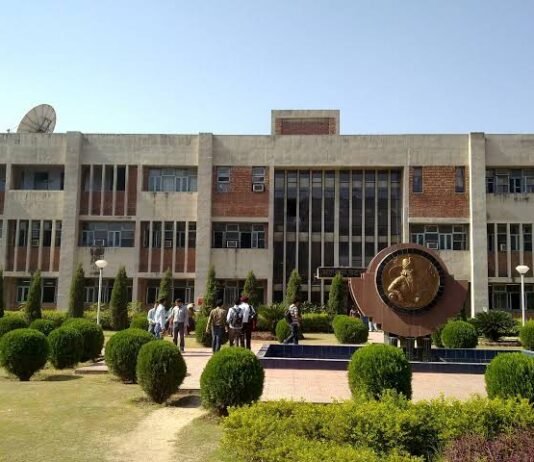 गुरु नानक देव विश्वविद्यालय में ‘एआई से सतत विकास के मार्ग’ विषय पर दो दिवसीय अंतरराष्ट्रीय सम्मेलन का शुभारंभ नई तकनीक का उपयोग मानवीय कल्याण और नैतिक मूल्यों से जुड़कर होना चाहिए – कुलपति प्रो. करमजीत सिंह अमृतसर, 23 फरवरी 2026 (मनी शर्मा) गुरु नानक देव विश्वविद्यालय में ‘एआई की मदद से सतत विकास के मार्ग’ विषय पर दो दिवसीय अंतरराष्ट्रीय सम्मेलन का शुभारंभ हुआ। कार्यक्रम की अध्यक्षता करते हुए कुलपति प्रो. करमजीत सिंह ने कहा कि नई तकनीक का उपयोग मानव कल्याण और नैतिक मूल्यों के साथ जुड़कर किया जाना चाहिए। उन्होंने “सरबत दा भला” के सिद्धांत का उल्लेख करते हुए कहा कि आर्टिफिशियल इंटेलिजेंस (एआई) का लाभ समाज के प्रत्येक व्यक्ति तक पहुंचना चाहिए। उन्होंने “एआई लंगर” की अवधारणा समझाते हुए कहा कि जैसे लंगर में सभी को समान रूप से भोजन मिलता है, उसी प्रकार ज्ञान और तकनीक भी सबके लिए सुलभ होनी चाहिए। उन्होंने भविष्य की चुनौतियों को देखते हुए नई कौशलों के प्रशिक्षण हेतु सामूहिक प्रयासों की आवश्यकता पर बल दिया। इस सम्मेलन का आयोजन पंजाब स्कूल ऑफ इकोनॉमिक्स, यूनिवर्सिटी बिजनेस स्कूल तथा यूनिवर्सिटी स्कूल ऑफ फाइनेंशियल स्टडीज द्वारा गोल्डन जुबली सेंटर फॉर एंटरप्रेन्योरशिप एंड इनोवेशन के सहयोग से किया गया। मुख्य अतिथि प्रो. महेश वर्मा, कुलपति गुरु गोबिंद सिंह इंद्रप्रस्थ विश्वविद्यालय ने कहा कि तकनीक का विकास समावेशी होना चाहिए और इसमें सभी वर्गों की भागीदारी सुनिश्चित की जानी चाहिए। उन्होंने जिम्मेदार तरीके से एआई के उपयोग, संसाधनों के विवेकपूर्ण प्रयोग और मानवता को प्राथमिकता देने की आवश्यकता पर जोर दिया। मुख्य वक्ता प्रो. गगनदीप शर्मा ने कहा कि सुशासन, प्रभावी विकास, उद्यमिता और स्थायित्व—ये सभी एआई के सही उपयोग से संभव हैं। उन्होंने पर्यावरण संरक्षण के लिए संतुलित ऊर्जा प्रणाली अपनाने की आवश्यकता बताई। विदेश से आए विशिष्ट अतिथि प्रो. फेलिक्स पुइमे गुएन, University of A Coruña (स्पेन) ने वैश्विक स्तर पर तकनीक और सतत विकास के संबंधों पर विचार साझा किए। डेलॉइट से जुड़े अमित गुप्ता ने भी कहा कि एआई का उपयोग सहयोग और जिम्मेदारी के साथ किया जाना चाहिए। सम्मेलन के प्री-कॉन्फ्रेंस सत्र का संचालन प्रो. थपन कुमार सरकार, University of Southern Queensland द्वारा किया गया। एक विशेष चर्चा सत्र में अकादमिक जगत और उद्योग के विशेषज्ञों ने इस बात पर मंथन किया कि शोध कार्यों को जमीनी स्तर से कैसे जोड़ा जाए। सम्मेलन के पहले दिन विभिन्न तकनीकी सत्रों में देश-विदेश से आए शोधकर्ताओं ने अपने शोध पत्र प्रस्तुत किए। आयोजन के सफल संचालन के लिए विश्वविद्यालय प्रशासन ने संतोष व्यक्त किया।