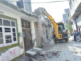 अमृतसर में ड्रग तस्करों पर बड़ी कार्रवाई: फतेह सिंह कॉलोनी में नशे के पैसों से बनी अवैध संपत्ति पर चला बुलडोजर