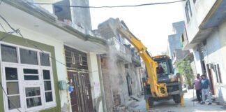 अमृतसर में ड्रग तस्करों पर बड़ी कार्रवाई: फतेह सिंह कॉलोनी में नशे के पैसों से बनी अवैध संपत्ति पर चला बुलडोजर