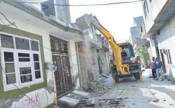 अमृतसर में ड्रग तस्करों पर बड़ी कार्रवाई: फतेह सिंह कॉलोनी में नशे के पैसों से बनी अवैध संपत्ति पर चला बुलडोजर