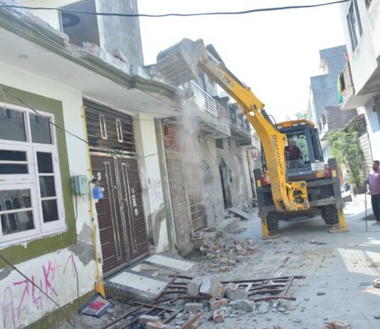 अमृतसर में ड्रग तस्करों पर बड़ी कार्रवाई: फतेह सिंह कॉलोनी में नशे के पैसों से बनी अवैध संपत्ति पर चला बुलडोजर