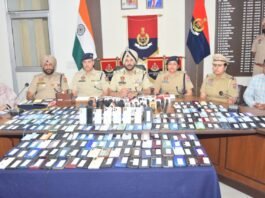 अमृतसर पुलिस ने 400 गुम हुए मोबाइल फोन किए बरामद, मालिकों को लौटाए