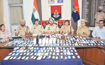 अमृतसर पुलिस ने 400 गुम हुए मोबाइल फोन किए बरामद, मालिकों को लौटाए