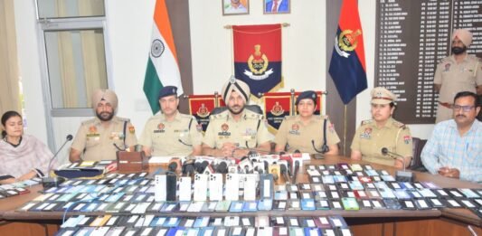 अमृतसर पुलिस ने 400 गुम हुए मोबाइल फोन किए बरामद, मालिकों को लौटाए
