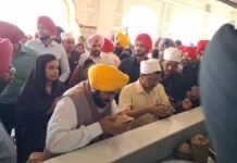 शराब घोटाला मामले में राहत के बाद अरविंद केजरीवाल ने दरबार साहिब में टेका मत्था, भगवंत मान बोले – सभी आरोप झूठे साबित हुए