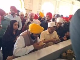 शराब घोटाला मामले में राहत के बाद अरविंद केजरीवाल ने दरबार साहिब में टेका मत्था, भगवंत मान बोले – सभी आरोप झूठे साबित हुए