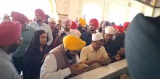 शराब घोटाला मामले में राहत के बाद अरविंद केजरीवाल ने दरबार साहिब में टेका मत्था, भगवंत मान बोले – सभी आरोप झूठे साबित हुए