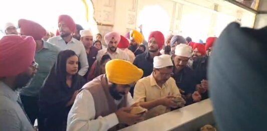 शराब घोटाला मामले में राहत के बाद अरविंद केजरीवाल ने दरबार साहिब में टेका मत्था, भगवंत मान बोले – सभी आरोप झूठे साबित हुए