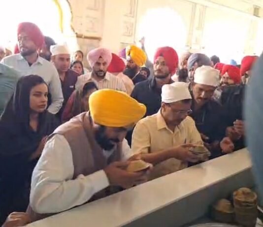 शराब घोटाला मामले में राहत के बाद अरविंद केजरीवाल ने दरबार साहिब में टेका मत्था, भगवंत मान बोले – सभी आरोप झूठे साबित हुए