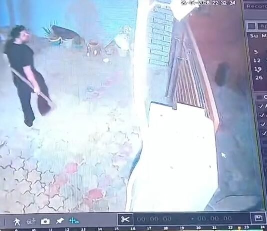 AAP सरपंच पर घर के बाहर हथियारों के साथ धमकाने का आरोप, CCTV वीडियो वायरल