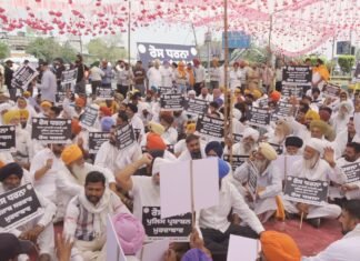अमृतसर में भंडारी पुल पर कांग्रेस का धरना, पुलिस प्रशासन पर गंभीर आरोप