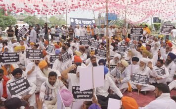 अमृतसर में भंडारी पुल पर कांग्रेस का धरना, पुलिस प्रशासन पर गंभीर आरोप