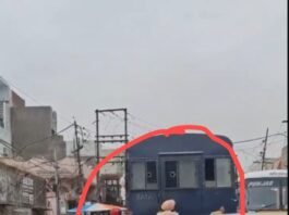 अमृतसर में कैदियों की बस रास्ते में खराब, पुलिसकर्मियों ने लगाया धक्का; वायरल वीडियो से सुरक्षा पर सवाल