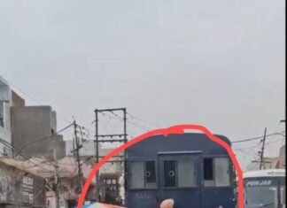 अमृतसर में कैदियों की बस रास्ते में खराब, पुलिसकर्मियों ने लगाया धक्का; वायरल वीडियो से सुरक्षा पर सवाल