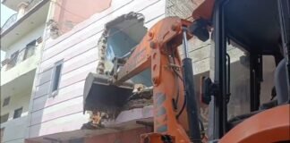 अमृतसर के मकबूलपुरा में ड्रग तस्कर का घर ध्वस्त, पुलिस की बड़ी कार्रवाई; 66 वर्षीय मुख्य आरोपी पर 11 FIR