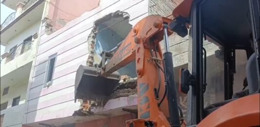 अमृतसर के मकबूलपुरा में ड्रग तस्कर का घर ध्वस्त, पुलिस की बड़ी कार्रवाई; 66 वर्षीय मुख्य आरोपी पर 11 FIR