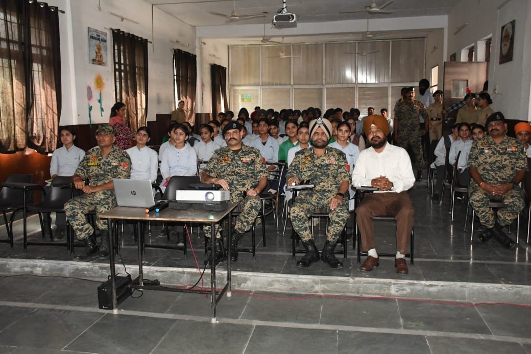 बीएसएफ द्वारा हथियार प्रदर्शनी का आयोजन, 550 विद्यार्थियों ने लिया हिस्सा