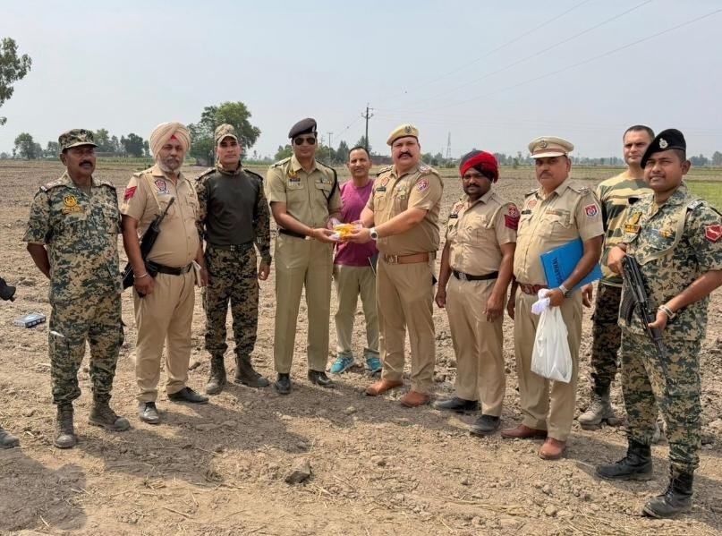 गुरदासपुर में पुलिस-BSF के संयुक्त ऑपरेशन में 490 ग्राम हेरोइन और पिस्तौल बरामद