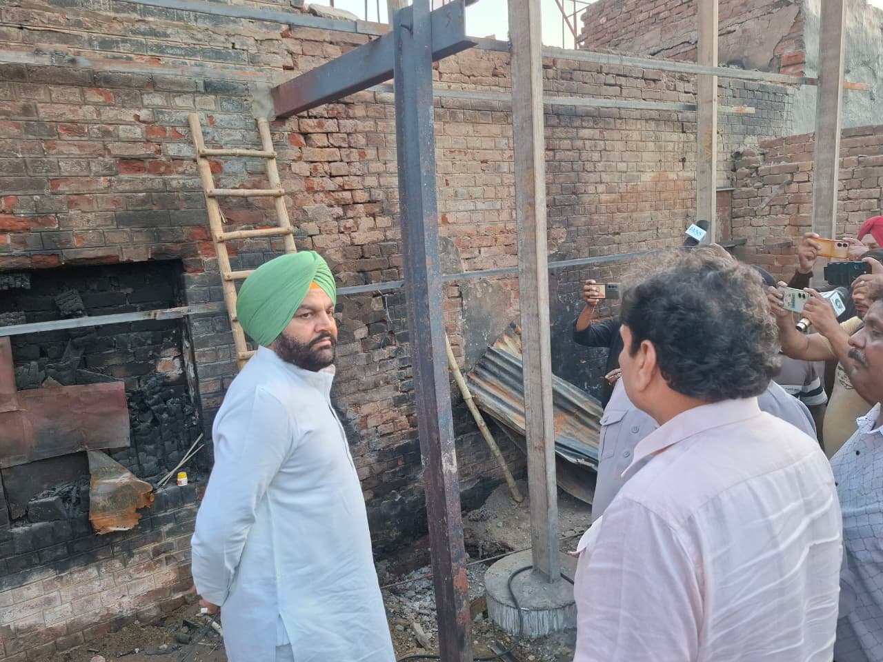 रामबाग अग्निकांड पीड़ितों से मिलने पहुंचे सांसद गुरजीत सिंह औजला, सरकार से मुआवजे की मांग
