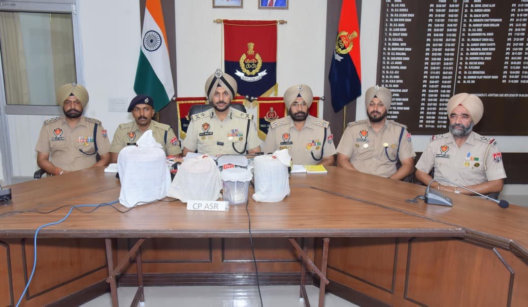 अमृतसर कमिश्नरेट पुलिस की बड़ी सफलता: सीमा पार ड्रग तस्करी नेटवर्क का भंडाफोड़, 8.378 किलो हेरोइन और 2 लाख रुपये की ड्रग मनी बरामद