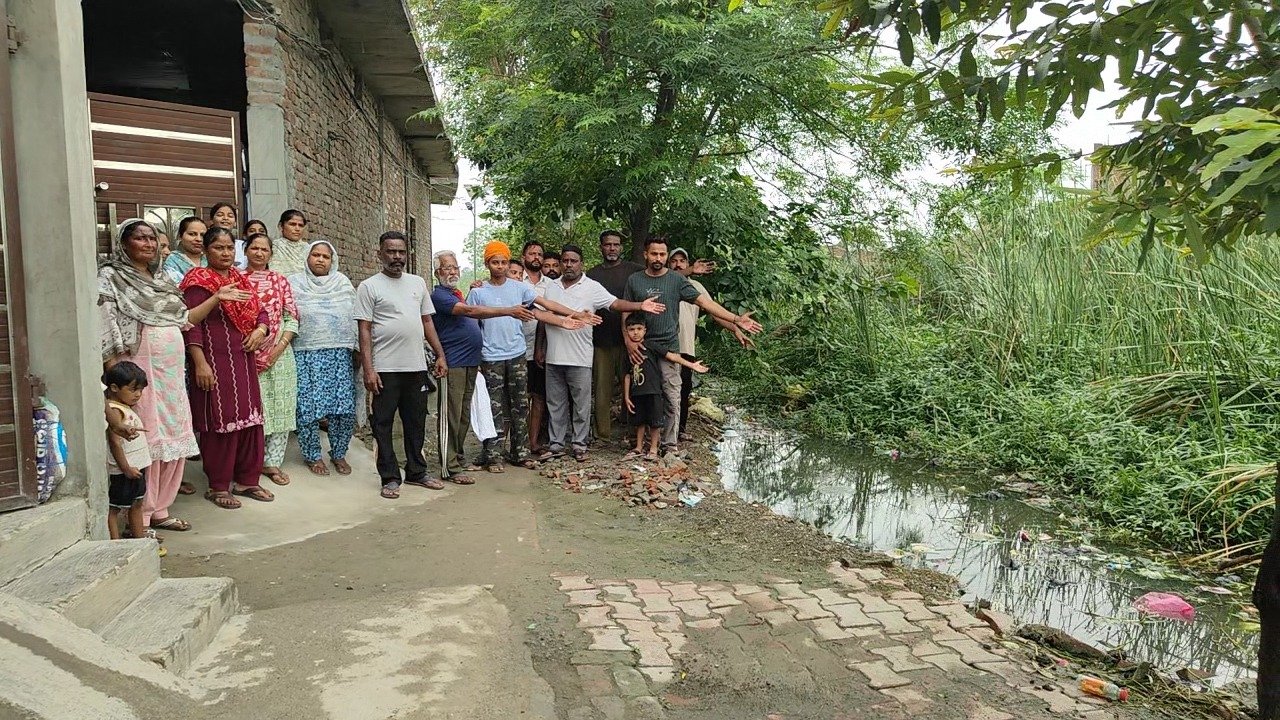 अमृतसर के मूले चक्क गांव में गंदे तालाब से बढ़ा बीमारी का खतरा, ग्रामीणों ने प्रशासन और नेताओं के खिलाफ खोला मोर्चा