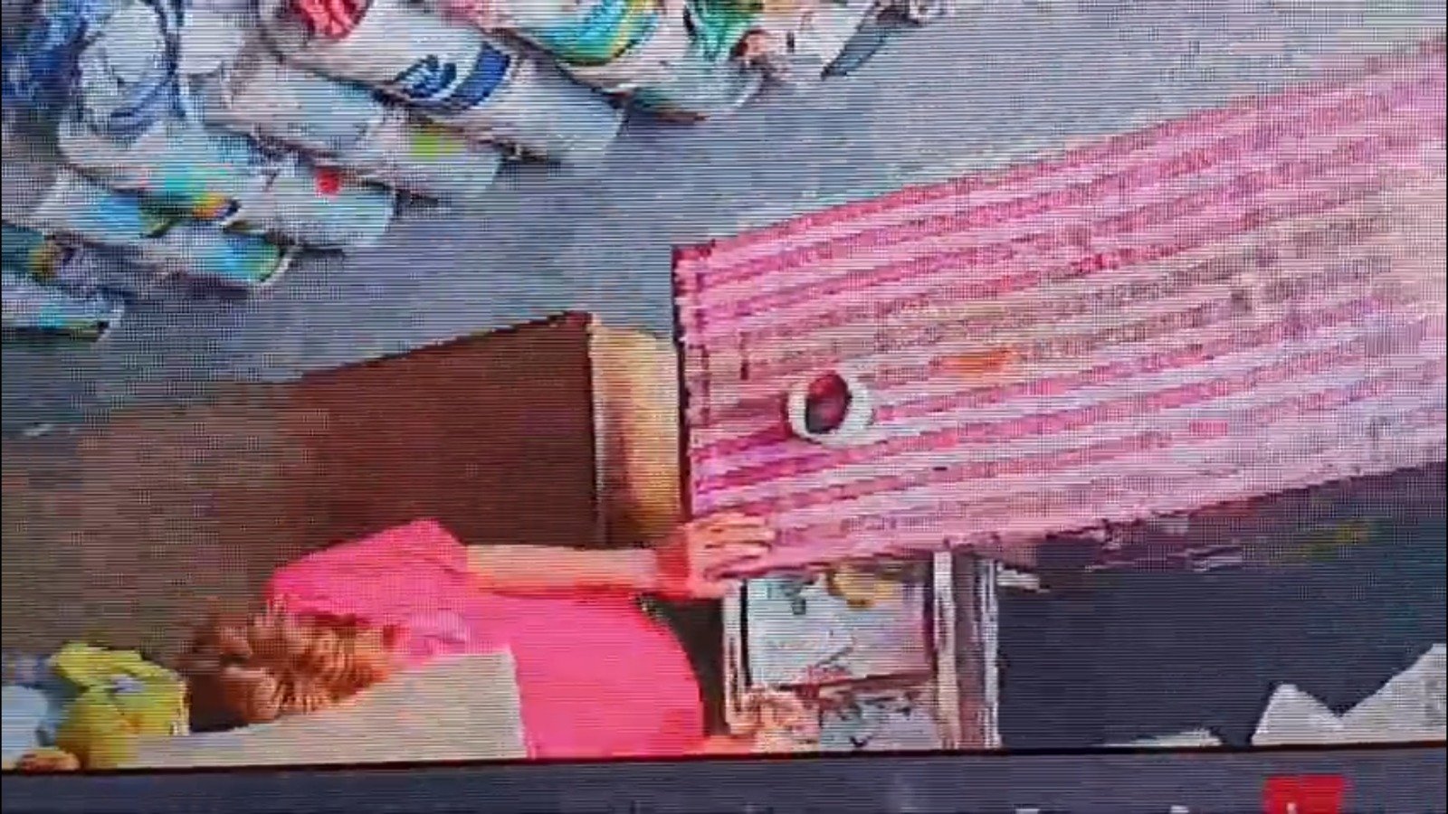 दुकानदार के गोदाम जाते ही युवक ने दिनदहाड़े उड़ाई गल्ले की नकदी, CCTV में कैद हुई वारदात